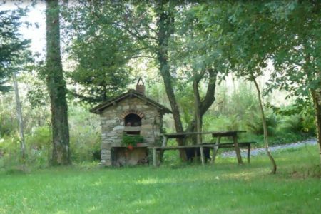 Le puit et le barbecue de Nadine et Georges MACARY à Concèze  Etang privé de 0,90 ha pour la pêche situé a moins d'un km du gîte de Leycuras