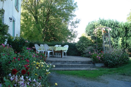 Espace jeux avec quelques aménagements : salon de jardin, parasol, barbecue, balançoires, terrain clos, pelouse non close, table ping-pong, espace jeux commun aux 2 gîtes